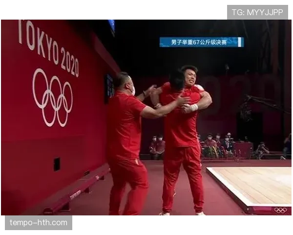 谌利军抱着泡面那张，明星热搜感和宿舍味儿同时上线